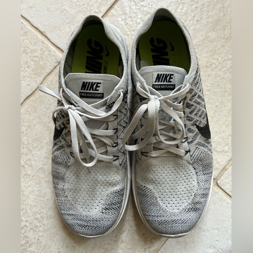 Nike Men's Light Gray Athletic Shoes